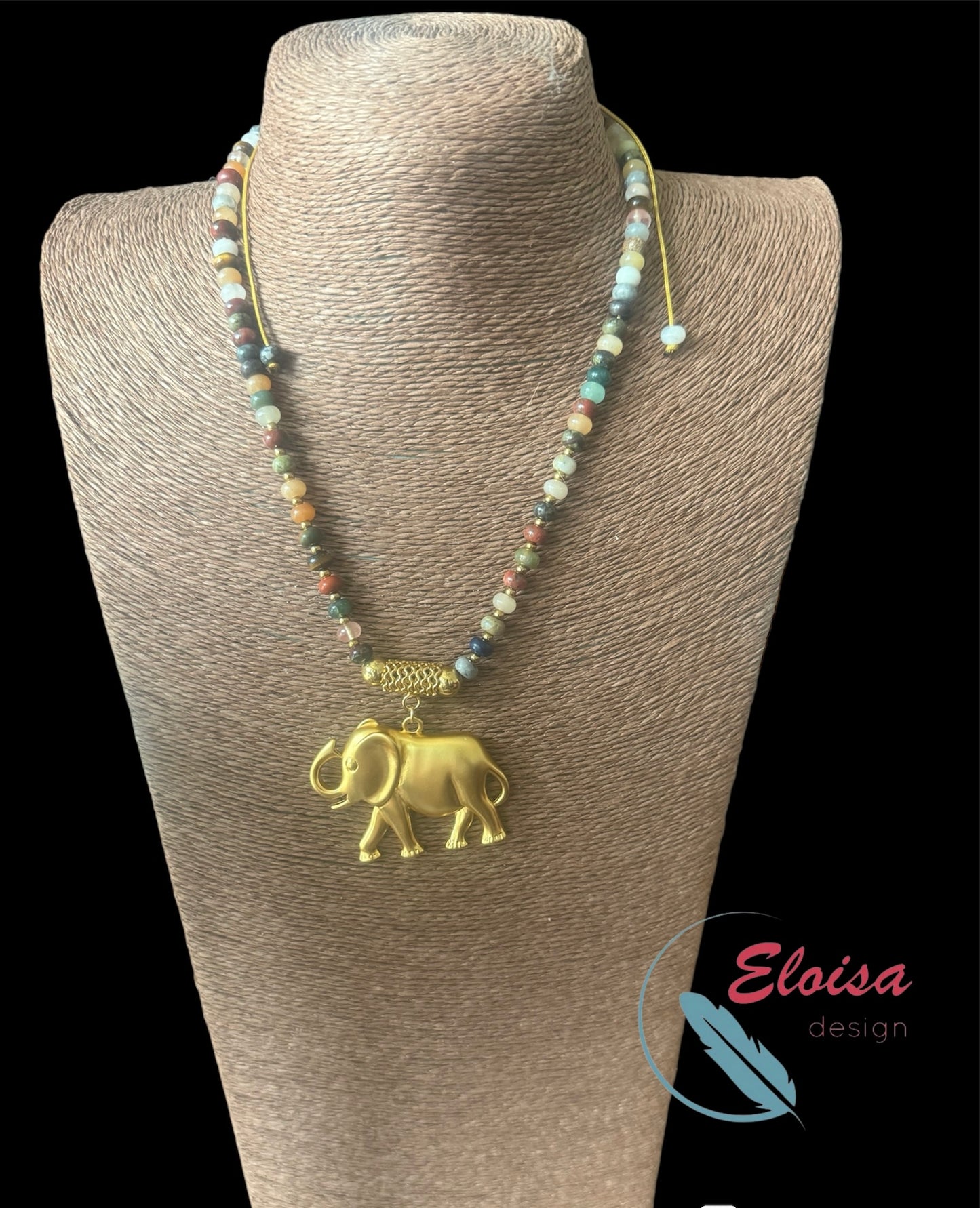 Collares de piedras y dijes